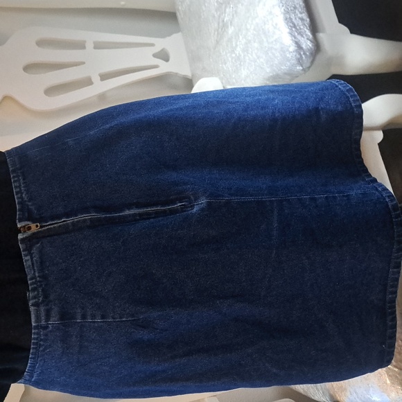 Denim skirt size 13/14 of 100% Cotton. Waist: 31 inches w/zipper back and 19 Len - Picture 4 of 5
